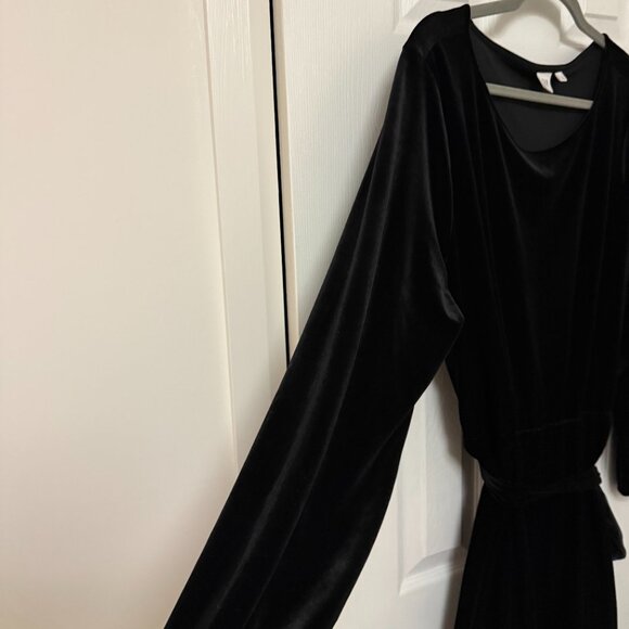Velvet Feel Black Self-Belted Dress - Picture 2 of 4
